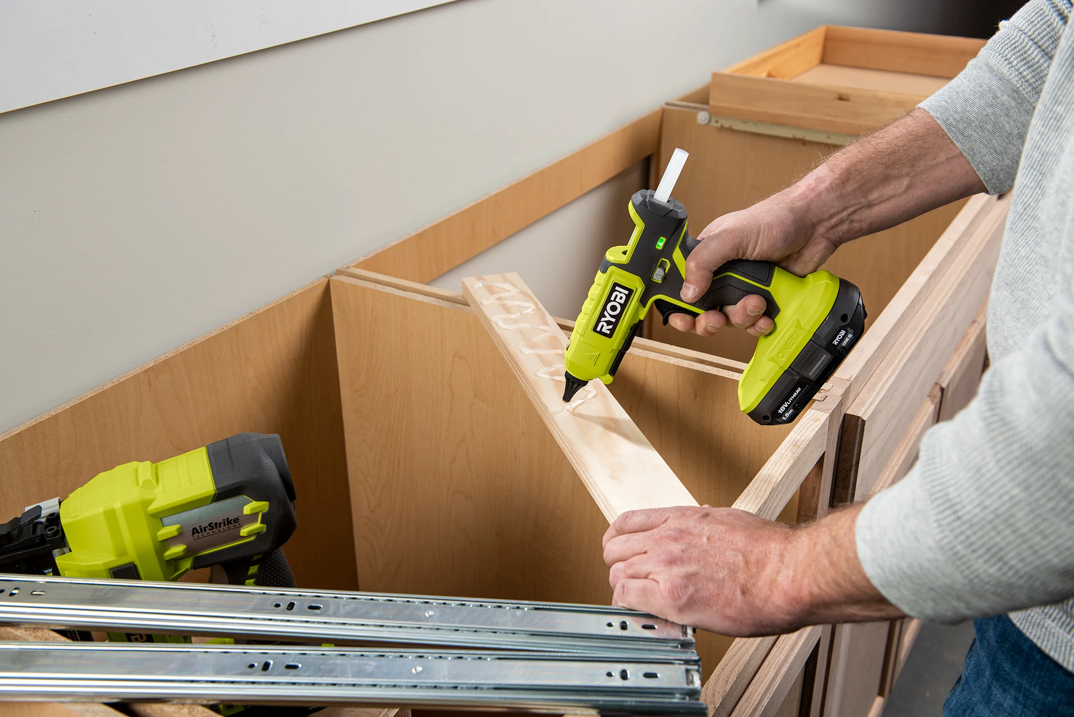 18V ONE+ Dual Temperature Glue Gun - Image 9