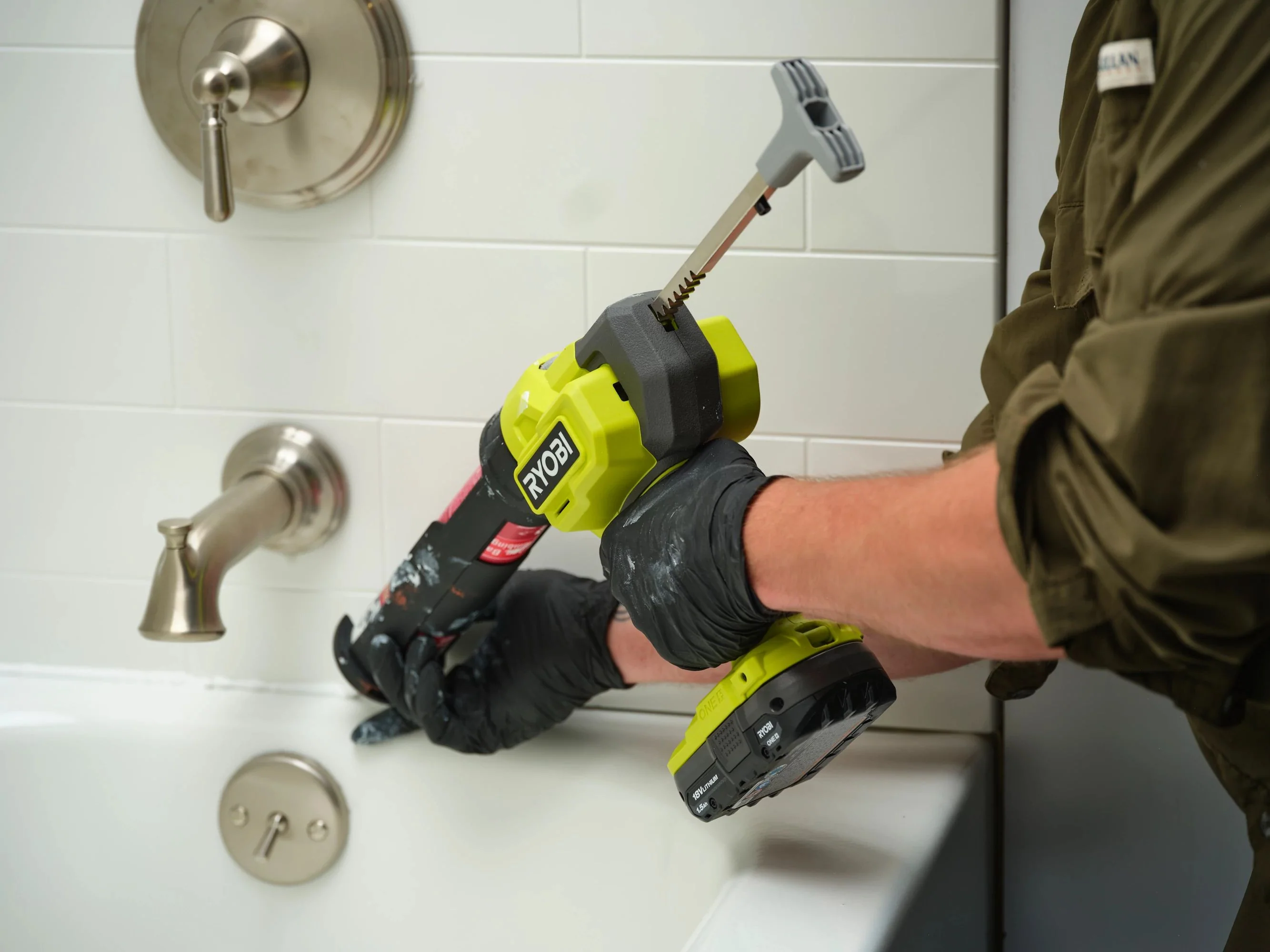 18V ONE+ 10 oz. Caulk and Adhesive Gun - Image 7