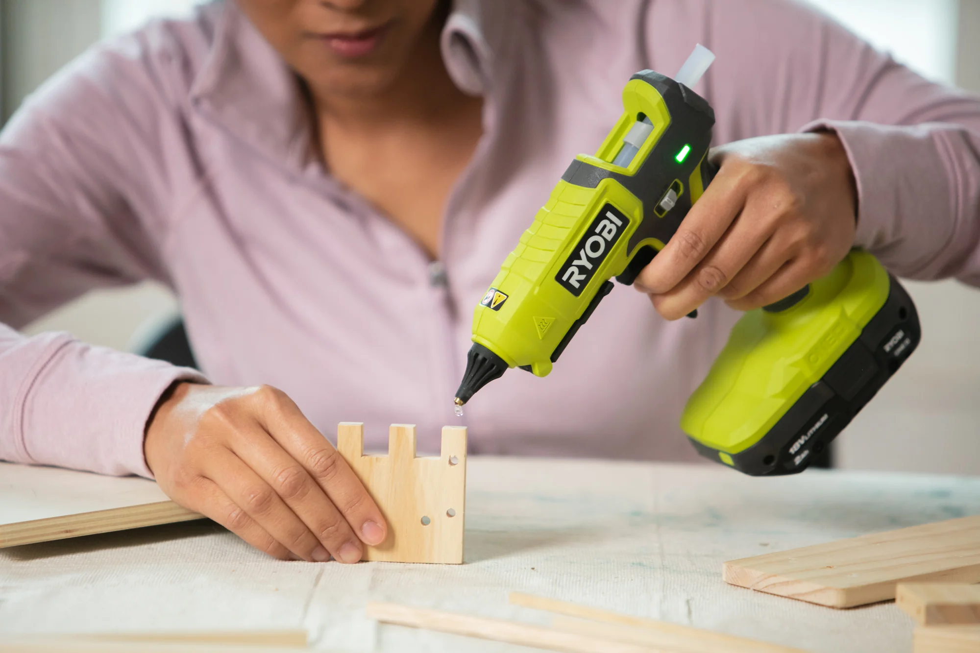 18V ONE+ DUAL TEMPERATURE GLUE GUN KIT - Image 5