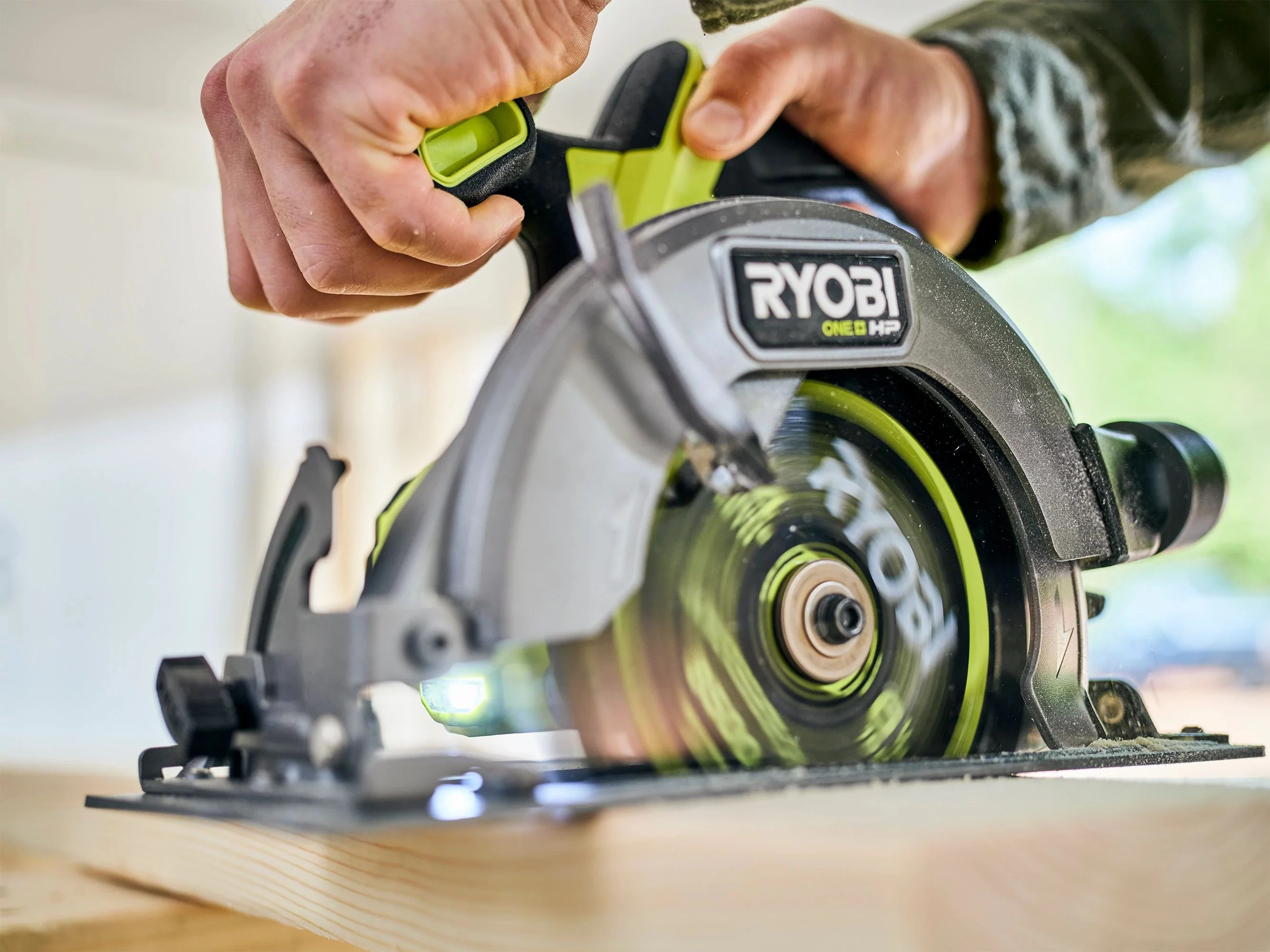 18V ONE+ HP COMPACT BRUSHLESS 6-1/2" CIRCULAR SAW KIT - Image 8