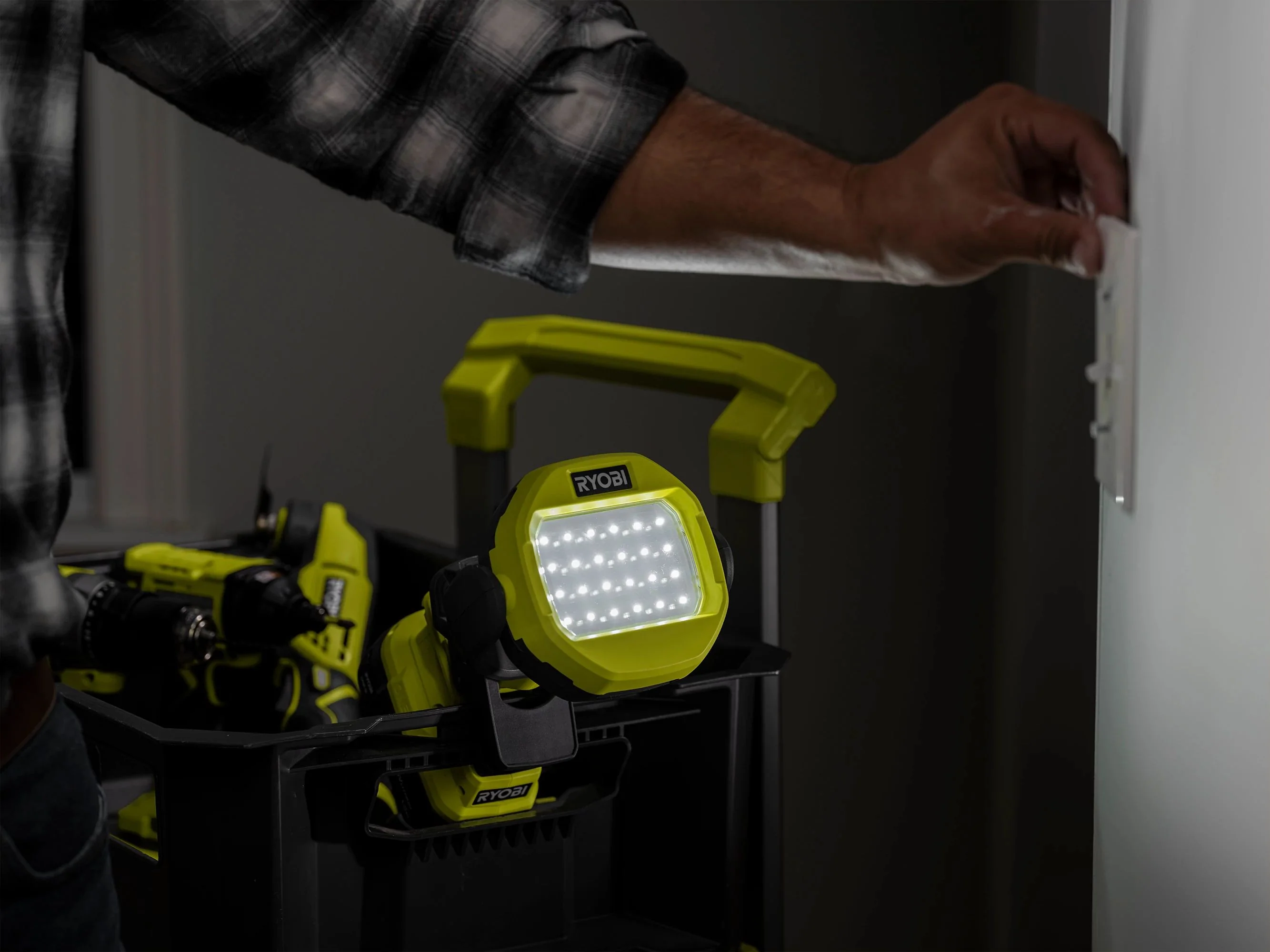 18V ONE+ LED CLAMP LIGHT KIT - Image 9