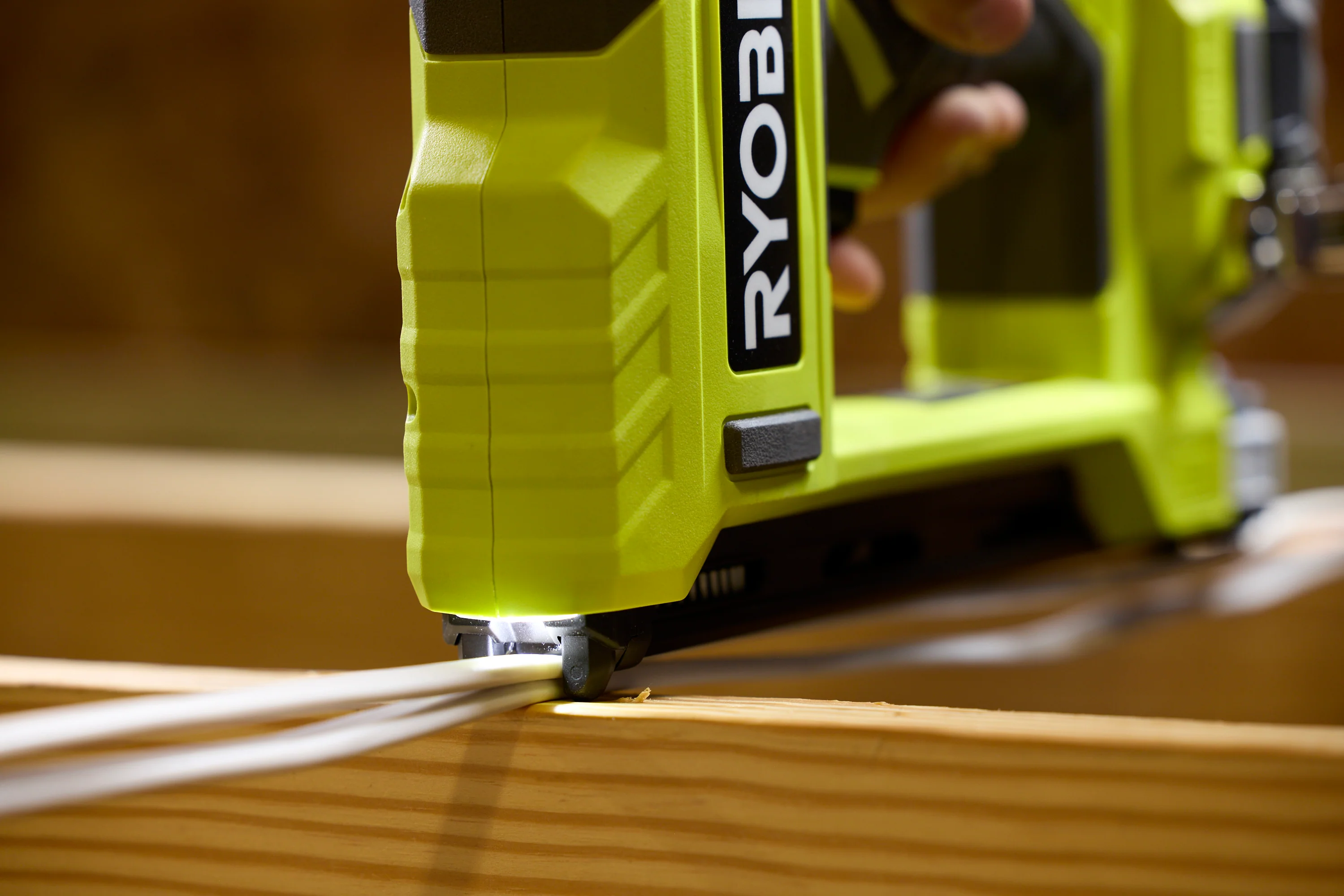 600 PC. 1" INSULATED CABLE STAPLES WITH CABLE SHIELD™ TECHNOLOGY - Image 8