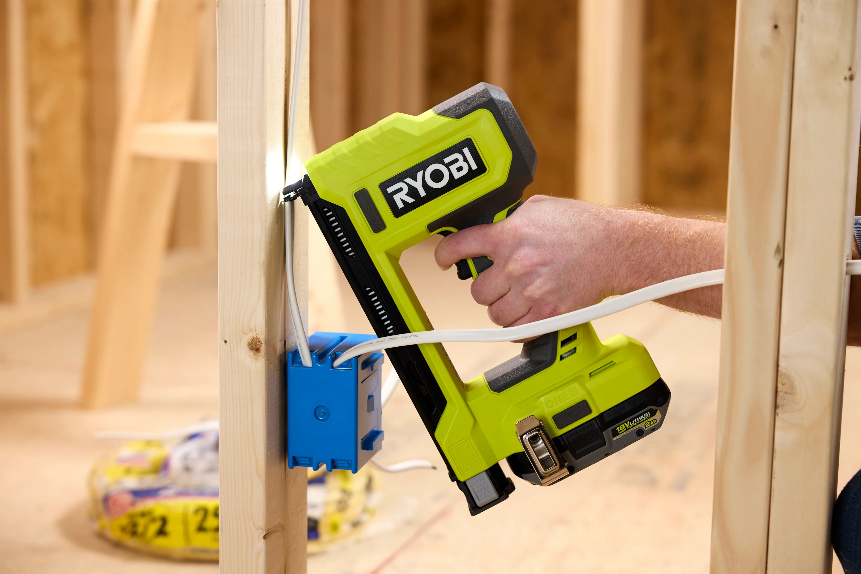 600 PC. 1" INSULATED CABLE STAPLES WITH CABLE SHIELD™ TECHNOLOGY - Image 9