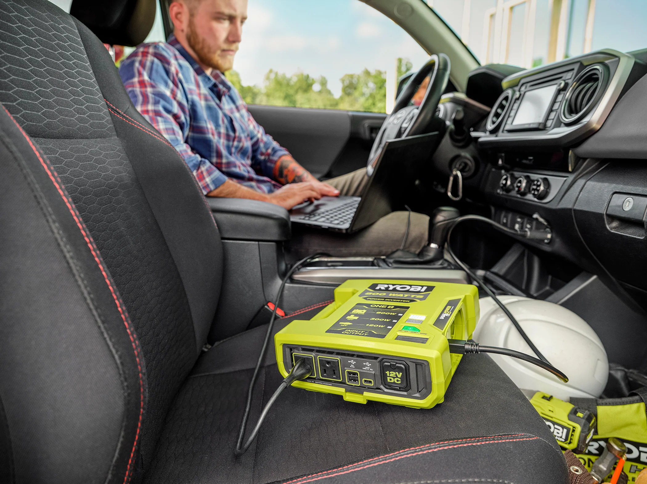 18V ONE+ 800-Watt Automotive Power Inverter - Image 2